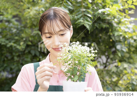 ダイヤモンドスノーを持つ女性 93936914