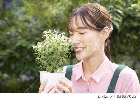 ダイヤモンドスノーを持つ女性 93937025