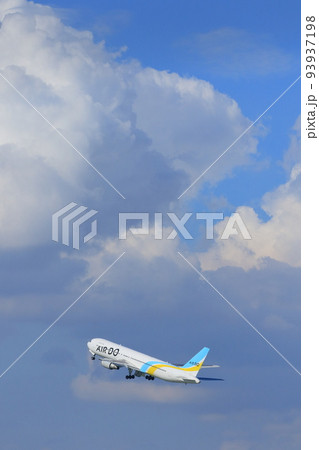 夏の空に飛び上がる旅客機　夏の空の旅 93937198