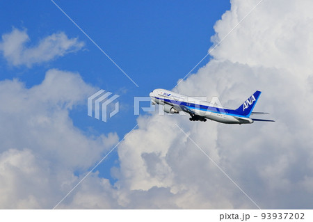 夏の空に飛び上がる旅客機　夏の空の旅 93937202