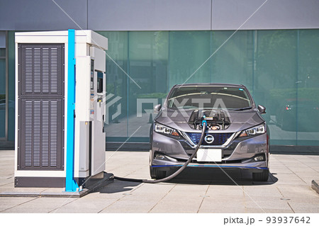 充電中の電気自動車 充電中の電気自動車 93937642