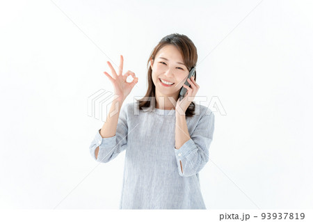 OK　女性　スマートフォン 93937819
