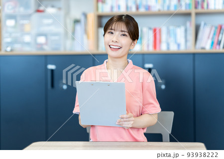 問診する若い看護師の女性 93938222