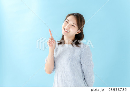おすすめ　指差す女性　ブルーバック 93938786