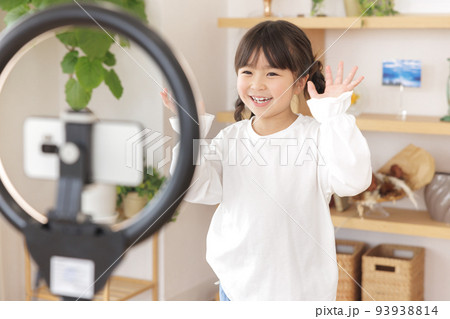 配信をする女の子 キッズユーチューバー 配信をする女の子 キッズユーチューバー 93938814