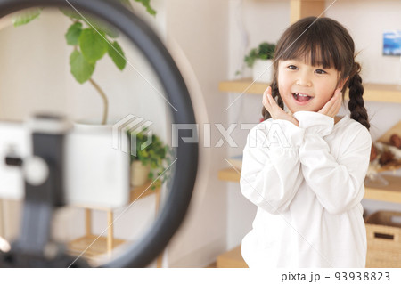 配信をする女の子 キッズユーチューバー 配信をする女の子 キッズユーチューバー 93938823