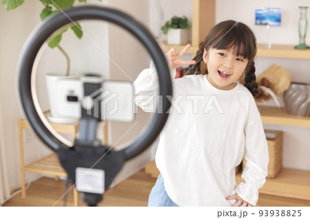 配信をする女の子 キッズユーチューバー 配信をする女の子 キッズユーチューバー 93938825