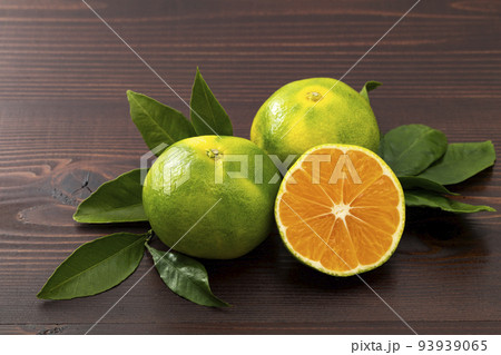 輪切りと葉を添えた極早生みかん 93939065