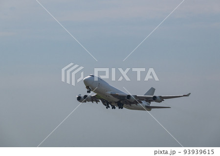 航空博物館から撮影した 成田空港の滑走路から白い空に飛び立つ 白いジャンボ貨物機 航空博物館から撮影した 成田空港の滑走路から白い空に飛び立つ 白いジャンボ貨物機 93939615