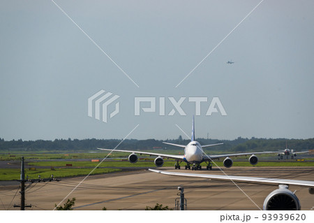 成田空港貨物ジャンボ機と離発着する航空機 93939620