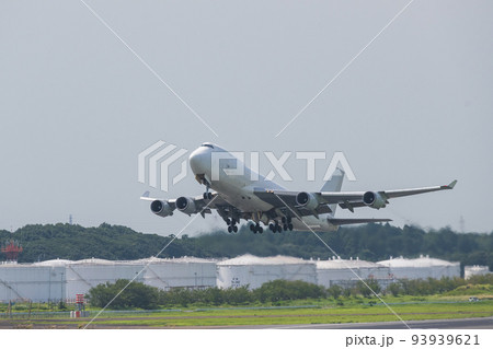 成田空港の滑走路から白い空に飛び立つ 白いジャンボ貨物機 成田空港の滑走路から白い空に飛び立つ 白いジャンボ貨物機 93939621