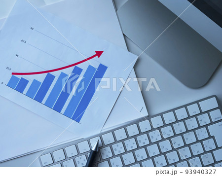 グラフ、パソコンのビジネスイメージ  93940327