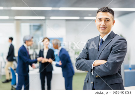 オフィスに立つビジネスパーソン 93940853