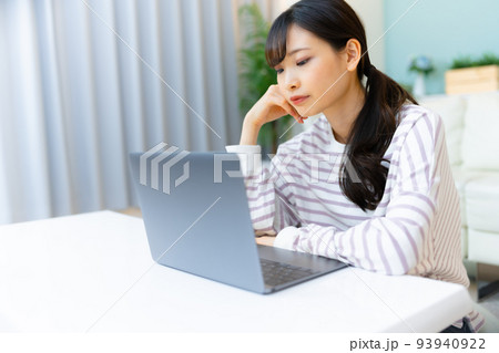女性の一人暮らし 女性の一人暮らし 93940922