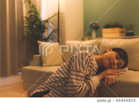 女性の一人暮らし 93940924