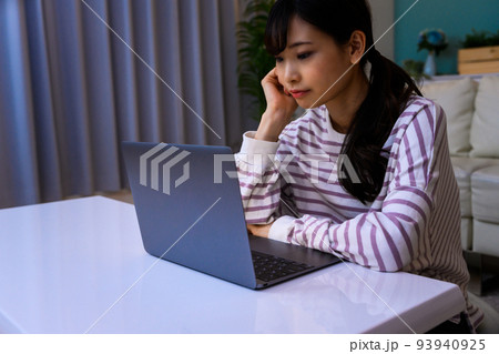 女性の一人暮らし 女性の一人暮らし 93940925