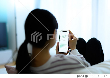 女性の一人暮らし 93940947