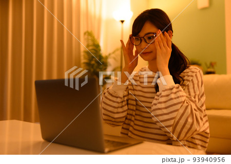 女性の一人暮らし 女性の一人暮らし 93940956