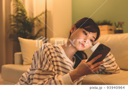 女性の一人暮らし 女性の一人暮らし 93940964