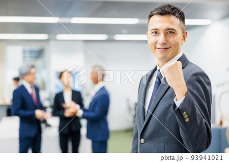 オフィスに立つビジネスパーソン 93941021