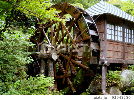 日本庭園のわき役　水車小屋 93945250