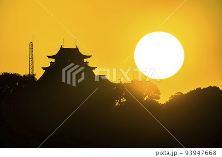 日本の城に昇る太陽 93947668