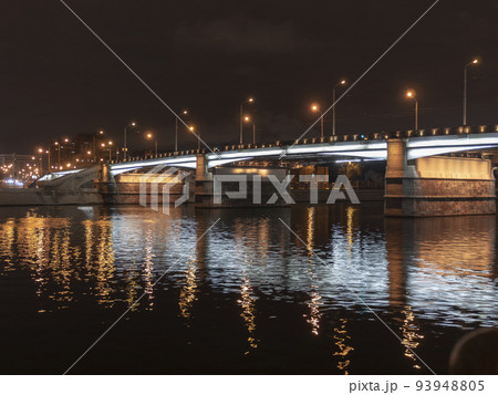 RUSSIA. MOSCOW - November 5, 2014. Embankment of the Moscow river. A Large Stone Bolshoy Kamenny Bridge Kremlin RUSSIA. MOSCOW - November 5, 2014. Embankment of the Moscow river. A Large Stone Bolshoy Kamenny Bridge Kremlin 93948805