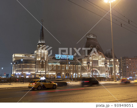 Moscow, the building of the Yaroslavl station in nighttime 93949051