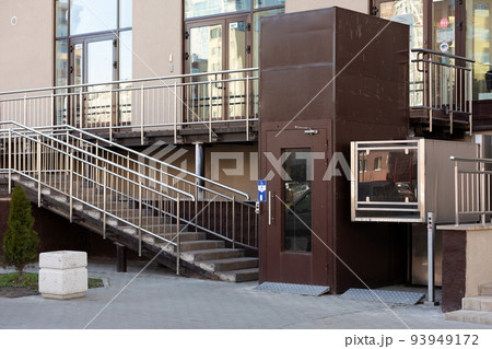 Lifting ramp with a mechanism for people with disabilities 93949172