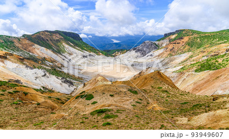 安達太良山・山頂付近の爆裂火口とその周りの山並み 93949607