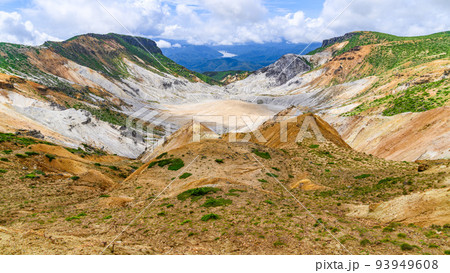 安達太良山・山頂付近の爆裂火口とその周りの山並み 93949608