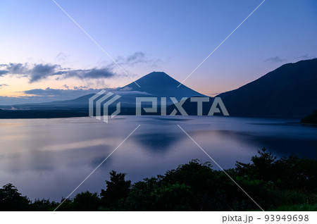 （山梨県）早朝の逆さ富士・本栖湖畔からの絶景 93949698