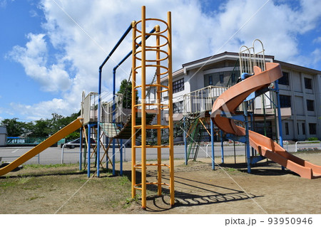 小学校の校庭に設置された遊具 小学校の校庭に設置された遊具 93950946