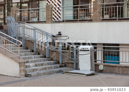 Lifting ramp with a mechanism for people with disabilities 93951023
