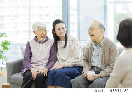 三世代家族 孫 祖母 祖父 三世代家族 孫 祖母 祖父 93951486