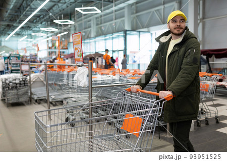 shopping cart customer enters building hypermarket shopping cart customer enters building hypermarket 93951525