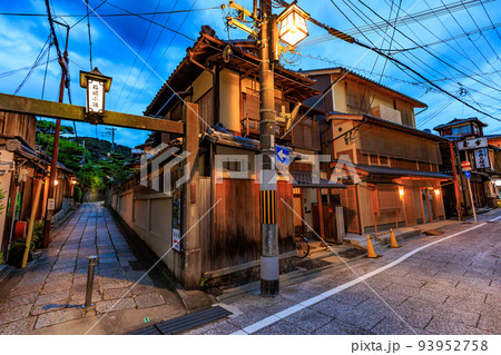 京都　京都市東山区にある石塀小路の夕暮れ 93952758