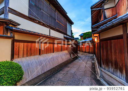 京都　京都市東山区にある石塀小路の夕暮れ 93952761