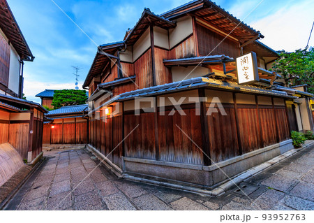 京都 京都市東山区にある石塀小路の夕暮れ 京都 京都市東山区にある石塀小路の夕暮れ 93952763