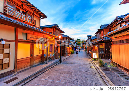 京都 京都市東山区にある二寧坂(二年坂)の夕暮れ 京都 京都市東山区にある二寧坂(二年坂)の夕暮れ 93952767