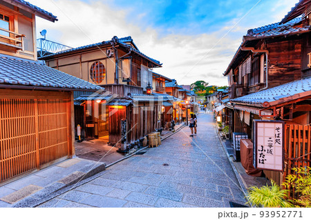 京都　京都市東山区にある二寧坂（二年坂）の夕暮れ 93952771