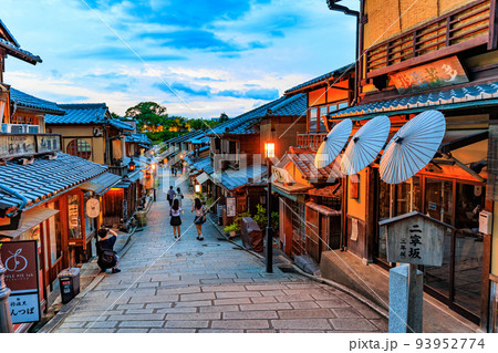 京都　京都市東山区にある二寧坂（二年坂）の夕暮れ 93952774