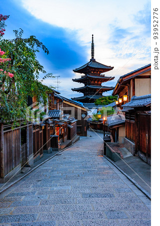 京都　京都市東山区にある産寧坂（三年坂）の夕暮れ 93952776