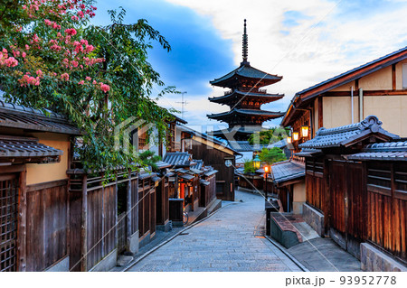 京都　京都市東山区にある産寧坂（三年坂）の夕暮れ 93952778