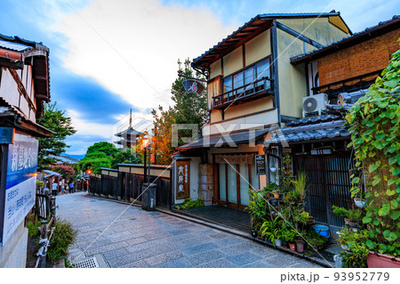 京都 京都市東山区にある産寧坂(三年坂)の夕暮れ 京都 京都市東山区にある産寧坂(三年坂)の夕暮れ 93952779