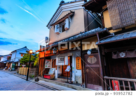 京都 京都市東山区にある産寧坂(三年坂)の夕暮れ 京都 京都市東山区にある産寧坂(三年坂)の夕暮れ 93952782