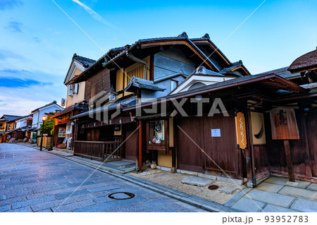 京都　京都市東山区にある産寧坂（三年坂）の夕暮れ 93952783