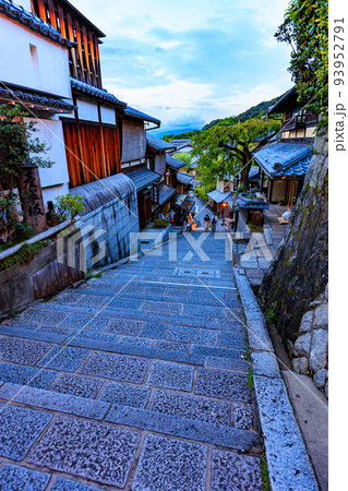 京都 京都市東山区にある産寧坂(三年坂)の夕暮れ 京都 京都市東山区にある産寧坂(三年坂)の夕暮れ 93952791