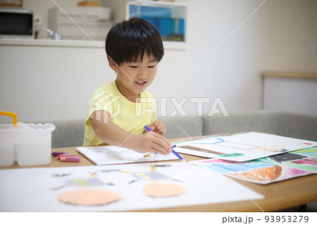 絵を描く男の子 絵を描く男の子 93953279