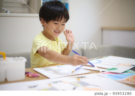 絵を描く男の子 絵を描く男の子 93953280